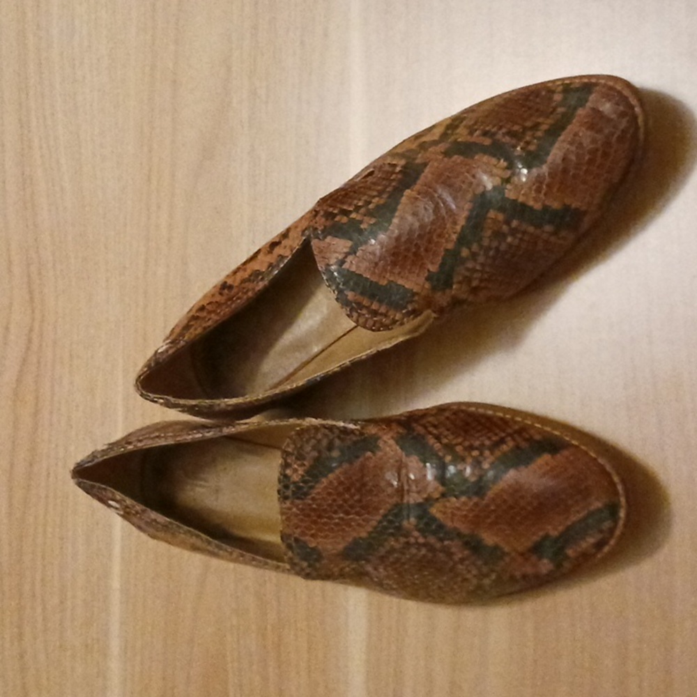 Frye "Grace Venetian" Snakeskin Embossed Leather Loafer in Size 8M
